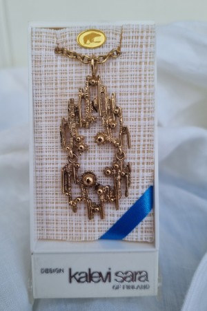 Bronse anheng, Design; Kalevi Sara of Finland