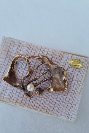 Lekker bronse nål m/perle, Kalevi Sara of Finland, KUN 1 STK