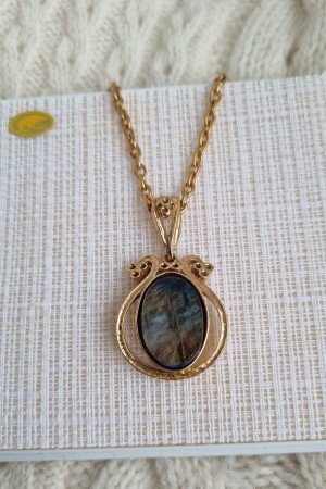 Lekkert bronsemykke m/spektrolitt. Design: Kalevi Sara of Finland, KUN 1 STK