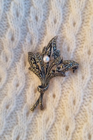 Vakker sølv nål, oxydert  m/perle og markasitter, KUN 1 STK, Vintage